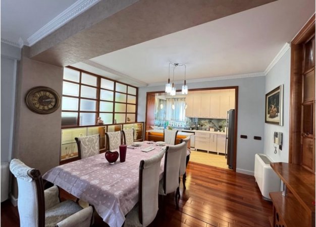 Tirane, jepet me qera apartament 3+1+Ballkon Kati 3, 165 m² 2.000 € (Bllok)