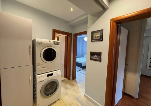 Tirane, jepet me qera apartament 3+1+Ballkon Kati 3, 165 m² 2.000 € (Bllok)