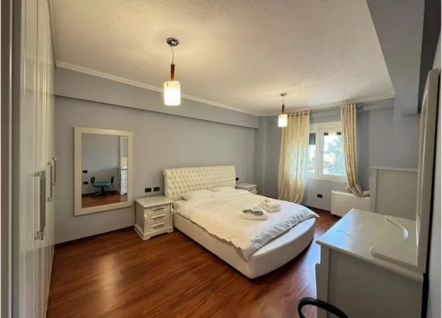 Tirane, jepet me qera apartament 3+1+Ballkon Kati 3, 165 m² 2.000 € (Bllok)