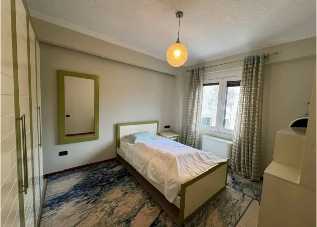 Tirane, jepet me qera apartament 3+1+Ballkon Kati 3, 165 m² 2.000 € (Bllok)