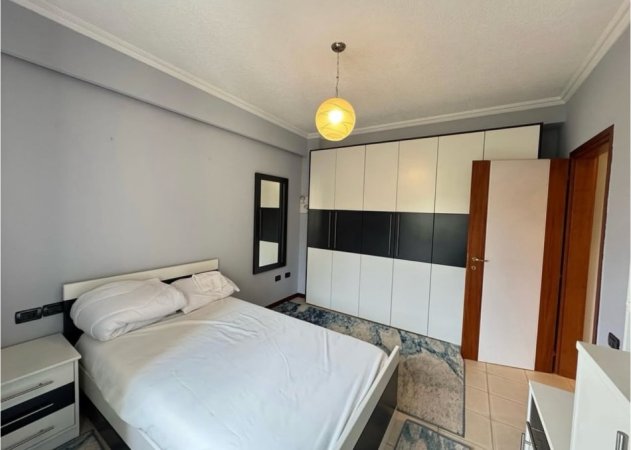 Tirane, jepet me qera apartament 3+1+Ballkon Kati 3, 165 m² 2.000 € (Bllok)