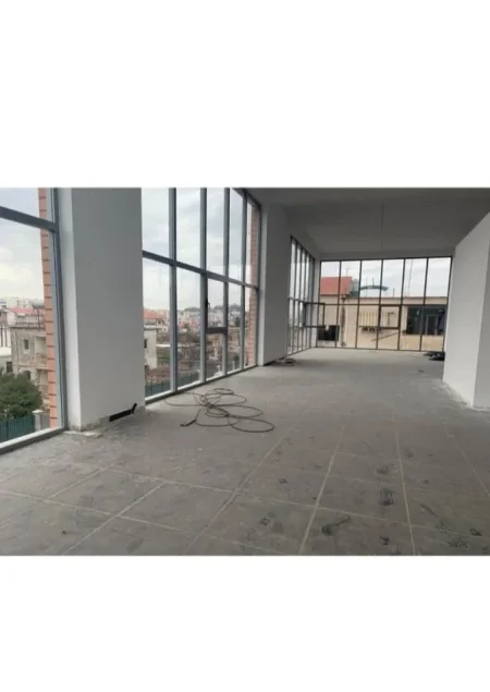 Tirane, jap me qera ambjent biznesi Kati 1, 216 m² 1.000 € (Misto Mame)