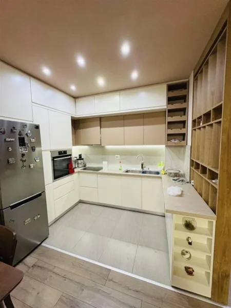 Tirane, jepet me qera apartament 2+1+Ballkon Kati 4, 95 m² 600 € (ne kompleksin Tower Bridge, komisariati nr. 4.)
