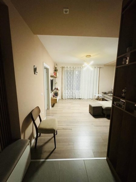 Tirane, jepet me qera apartament 2+1+Ballkon Kati 4, 95 m² 600 € (ne kompleksin Tower Bridge, komisariati nr. 4.)