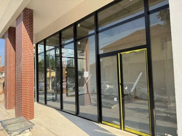 Tirane, jepet me qera dyqan Kati 0, 50 m² 1.000 € (PAZARI RI)