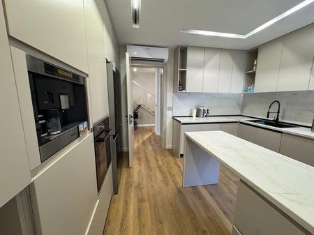 Tirane, jepet me qera apartament duplex 2+1+2+Post Parkimi+Ballkon Kati 4, 150 m² 1.400 €