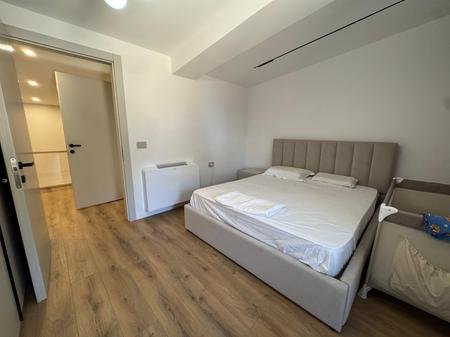 Tirane, jepet me qera apartament duplex 2+1+2+Post Parkimi+Ballkon Kati 4, 150 m² 1.400 €