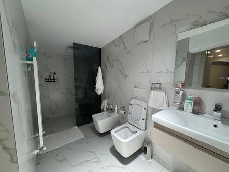 Tirane, jepet me qera apartament duplex 2+1+2+Post Parkimi+Ballkon Kati 4, 150 m² 1.400 €