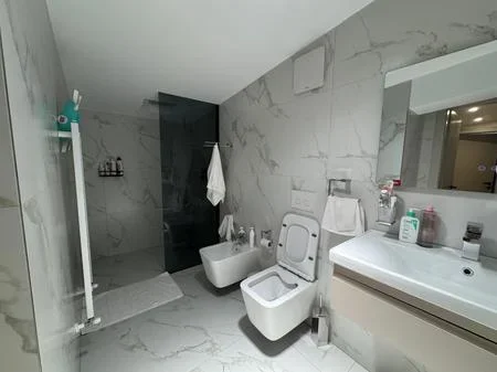 Tirane, jepet me qera apartament duplex 2+1+2+Post Parkimi+Ballkon Kati 4, 150 m² 1.400 €