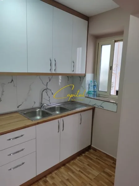 Tirane, jepet me qera apartament 3+1 Kati 1, 120 m² 450 € (SAUK)