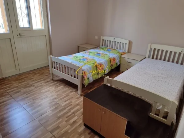 Tirane, jepet me qera apartament 3+1 Kati 1, 120 m² 450 € (SAUK)