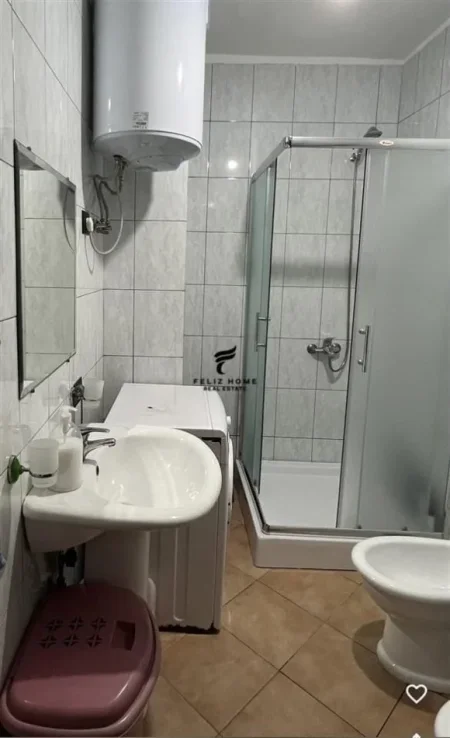 Tirane, jepet me qera apartament 1+1 Kati 5, 72 m² 700 € (KOMPLEKSI USLUGA)