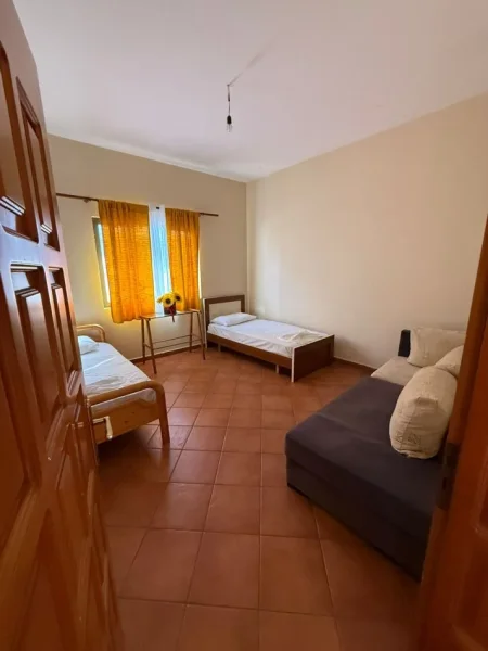 Tirane, jap me qera apartament 2+1+Ballkon Kati 1, 85 m² 450 € (VELI DEDI)