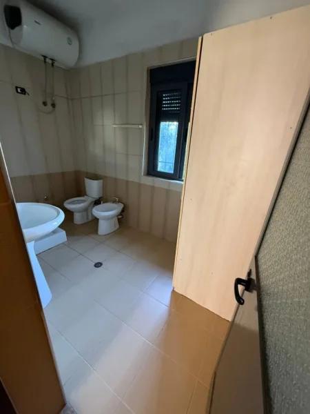 Tirane, jap me qera apartament 2+1+Ballkon Kati 1, 85 m² 450 € (VELI DEDI)