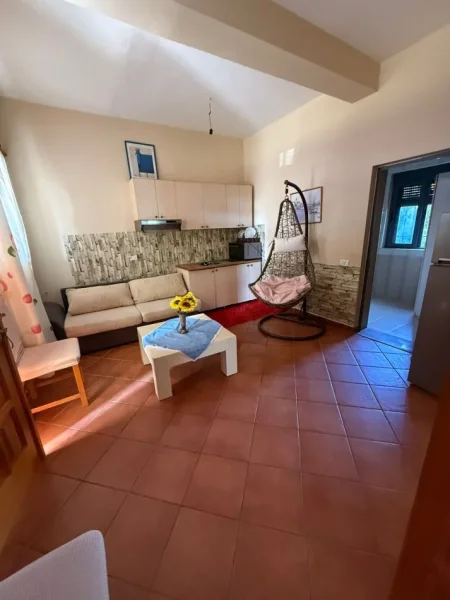 Tirane, jap me qera apartament 2+1+Ballkon Kati 1, 85 m² 450 € (VELI DEDI)