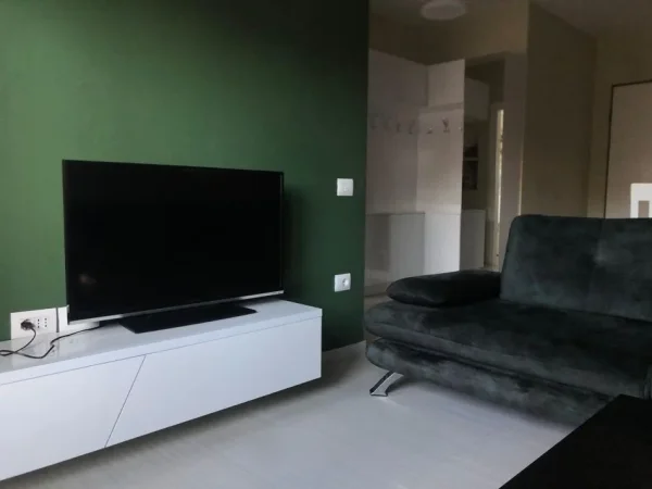 Tirane, jepet me qera apartament 2+1+Ballkon Kati 4, 78 m² 1.000 € (STADIUMI DINAMO)