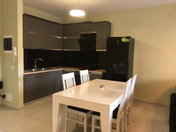 Tirane, jepet me qera apartament 2+1+Ballkon Kati 4, 78 m² 1.000 € (STADIUMI DINAMO)