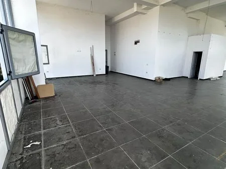 Tirane, jepet me qera Kati 1, 216 m² 1.000 € 