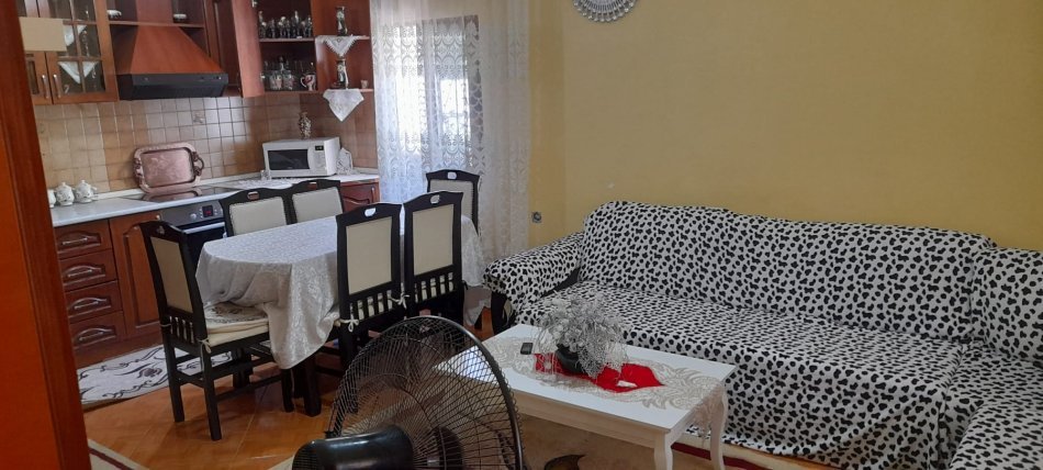 Tirane, jepet me qera apartament 2+1+Ballkon Kati 1, 100 m² 400 € (LLAZAR SHAPATANI)