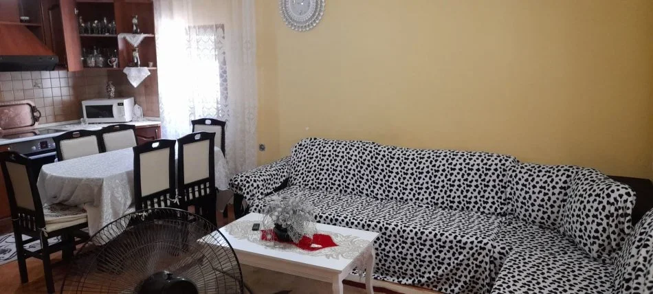 Tirane, jepet me qera apartament 2+1+Ballkon Kati 1, 100 m² 400 € (LLAZAR SHAPATANI)