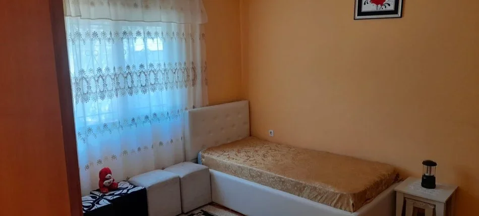 Tirane, jepet me qera apartament 2+1+Ballkon Kati 1, 100 m² 400 € (LLAZAR SHAPATANI)