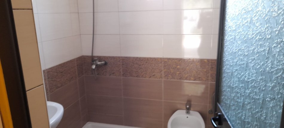 Tirane, jepet me qera apartament 2+1+Ballkon Kati 1, 100 m² 400 € (LLAZAR SHAPATANI)