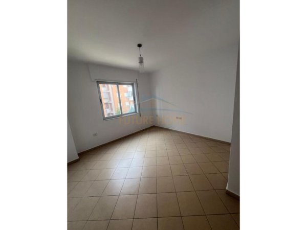 Tirane, shitet apartament 3+1 Kati 3, 143 m² 160.000 € (Fresku)