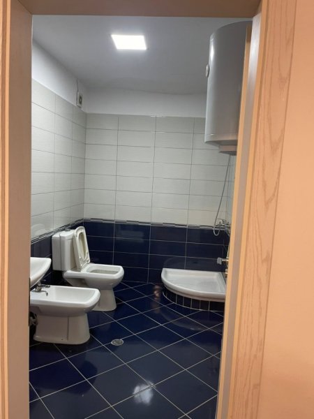 Tirane, jepet me qera apartament 2+1+Ballkon Kati 8, 117 m² 550 € (Prane Vila L)