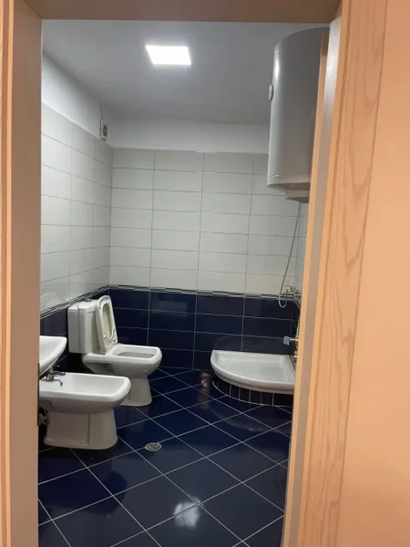 Tirane, jepet me qera apartament 2+1+Ballkon Kati 8, 117 m² 550 € (Prane Vila L)
