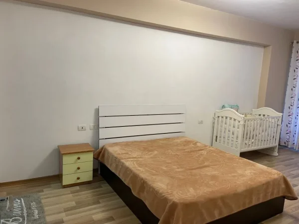 Tirane, jepet me qera apartament 2+1+Ballkon Kati 8, 117 m² 550 € (Prane Vila L)