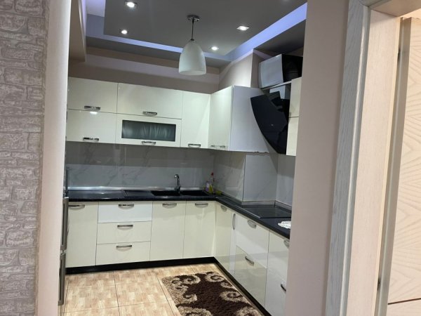 Tirane, jepet me qera apartament 2+1+Ballkon Kati 8, 117 m² 550 € (Prane Vila L)