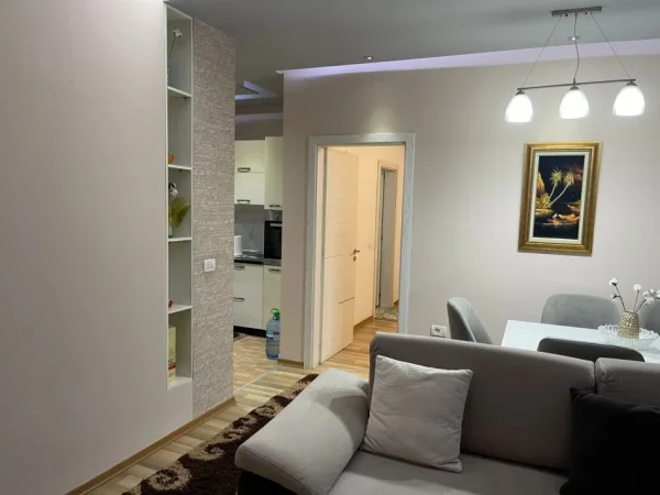 Tirane, jepet me qera apartament 2+1+Ballkon Kati 8, 117 m² 550 € (Prane Vila L)