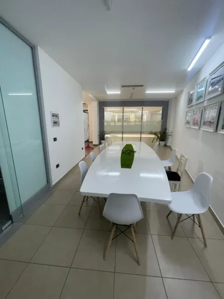 Tirane, jepet me qera 4+1 Kati 2, 1.000 m² 10.000 € 