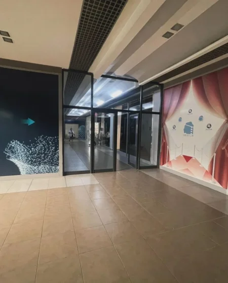 Tirane, jepet me qera 4+1 Kati 2, 1.000 m² 10.000 € 