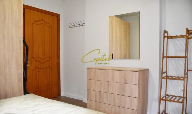Tirane, jepet me qera apartament 1+1 Kati 3, 50 m² 600 € (KOMUNA E PARISIT)