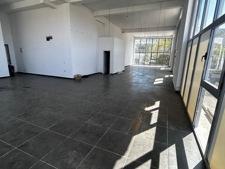 Tirane, jepet me qera ambjent biznesi Kati 1, 216 m² 1.000 € (Misto Mame)