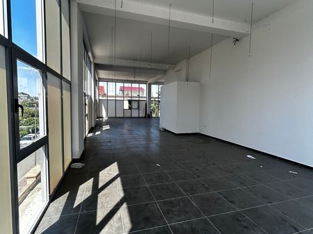 Tirane, jepet me qera ambjent biznesi Kati 1, 216 m² 1.000 € (Misto Mame)