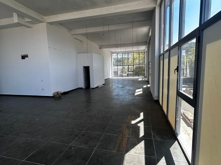 Tirane, jepet me qera ambjent biznesi Kati 1, 216 m² 1.000 € (Misto Mame)