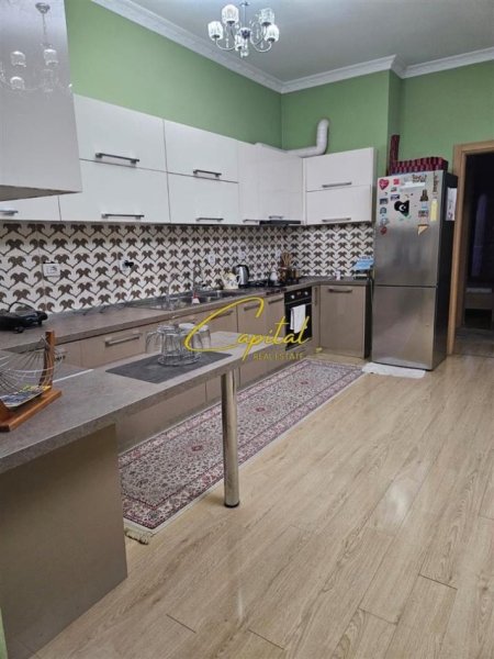 Tirane, jepet me qera apartament 3+1 Kati 3, 138 m² 500 € (VILAT GJERMANE)