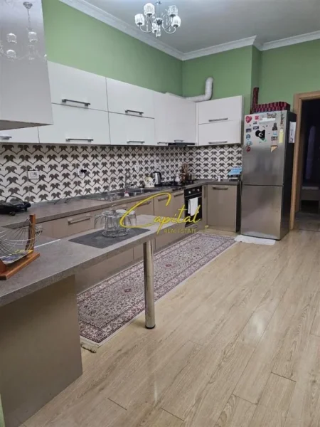 Tirane, jepet me qera apartament 3+1 Kati 3, 138 m² 500 € (VILAT GJERMANE)