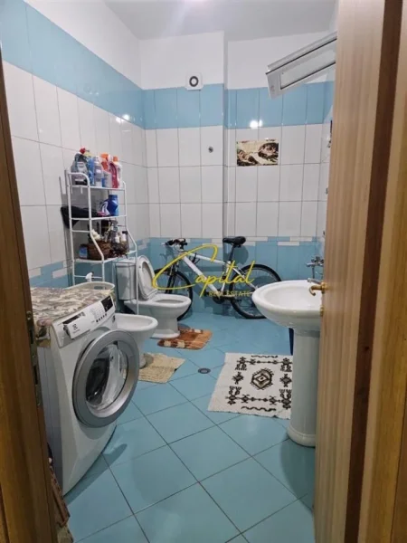 Tirane, jepet me qera apartament 3+1 Kati 3, 138 m² 500 € (VILAT GJERMANE)