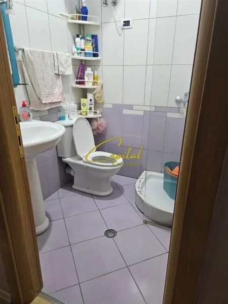 Tirane, jepet me qera apartament 3+1 Kati 3, 138 m² 500 € (VILAT GJERMANE)