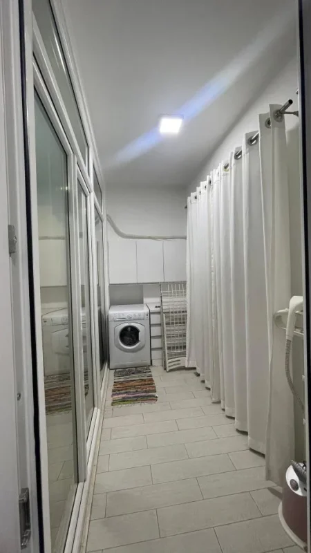 Tirane, jepet me qera apartament 1+1+Ballkon Kati 2, 60 m² 650 € (KOMUNA E PARISIT)