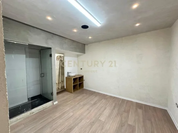 Tirane, jepet me qera ambjent biznesi Kati 1, 154 m² 1.400 € (everest121368)