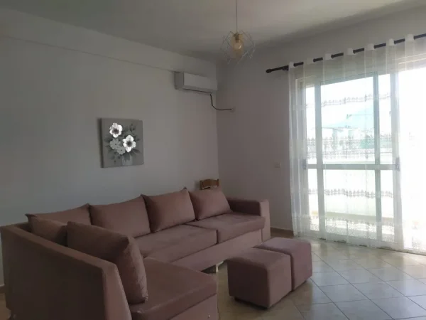 Tirane, jepet me qera apartament 1+1 Kati 3, 