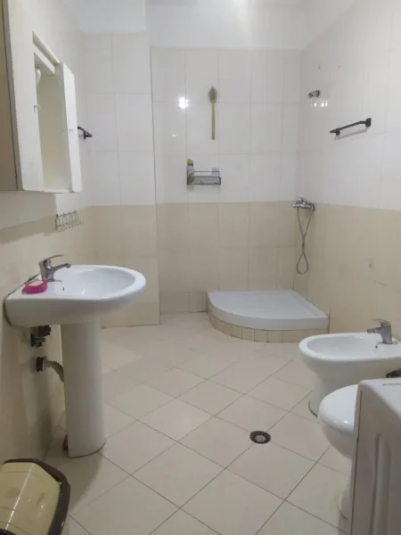 Tirane, jepet me qera apartament 1+1 Kati 3, 