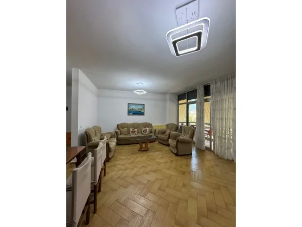 Tirane, jepet me qera apartament 2+1+Aneks+Ballkon Kati 3, 115 m² 600 € (Tregu Elektrik)