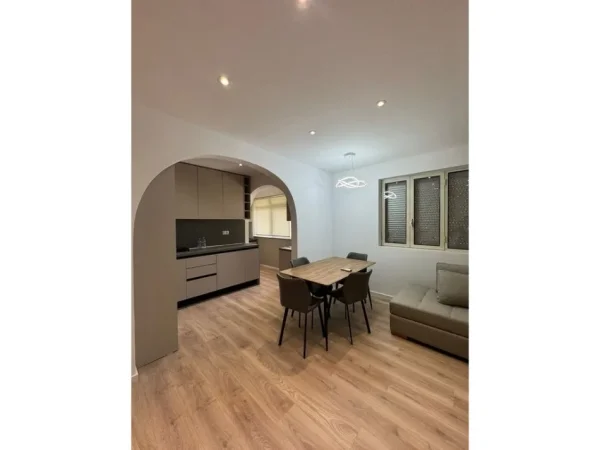 Tirane, jepet me qera apartament 2+1 Kati 2, 75 m² 700 € (Ali Demi)