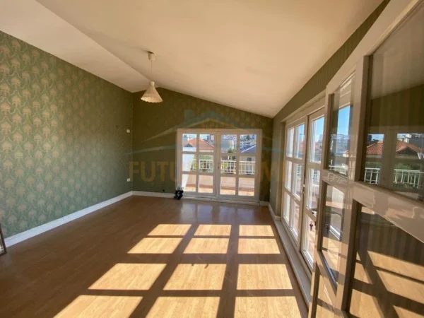 Tirane, jepet me qera zyre Kati 1, 427 m² 1.500 € (HALIT BEGA)