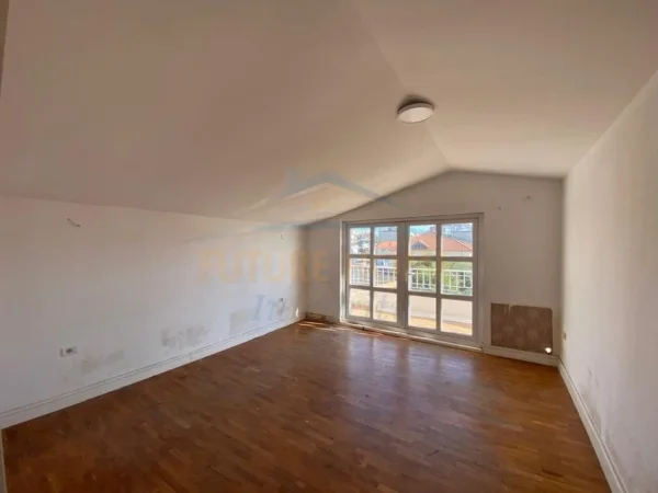 Tirane, jepet me qera zyre Kati 1, 427 m² 1.500 € (HALIT BEGA)
